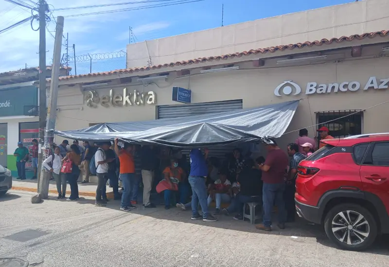 Maestros de la CNTE en la región del Istmo se suman al paro nacional, realizando un boicot a los comercios durante el Buen Fin.