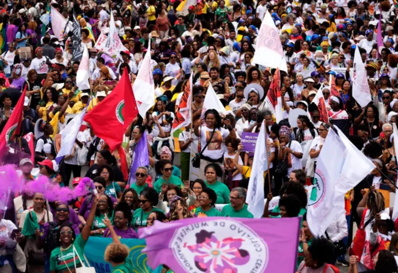 Miles de personas se manifiestan en la movilización por el Día Internacional de la Eliminación de la Violencia contra la Mujer, exigiendo sea prioridad.
