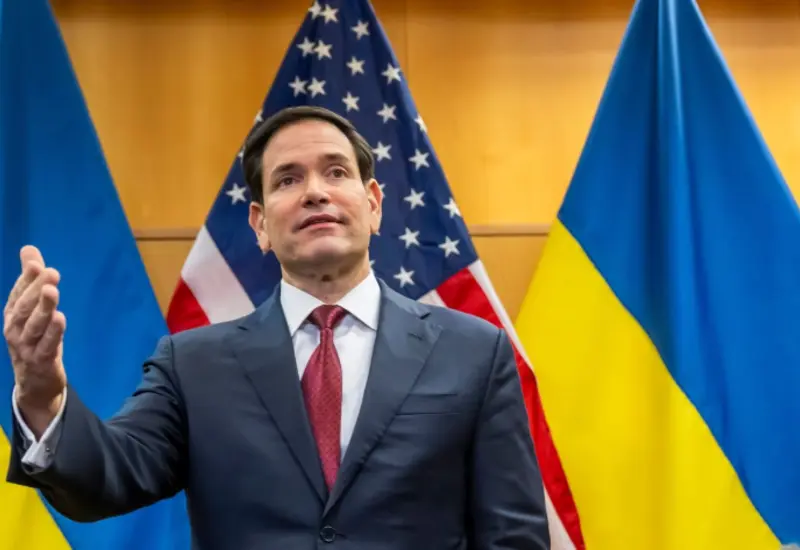 El senador Marco Rubio es fotografiado mientras asegura que Donald Trump está 'bastante contento' con las negociaciones de paz entre Ucrania y Rusia.