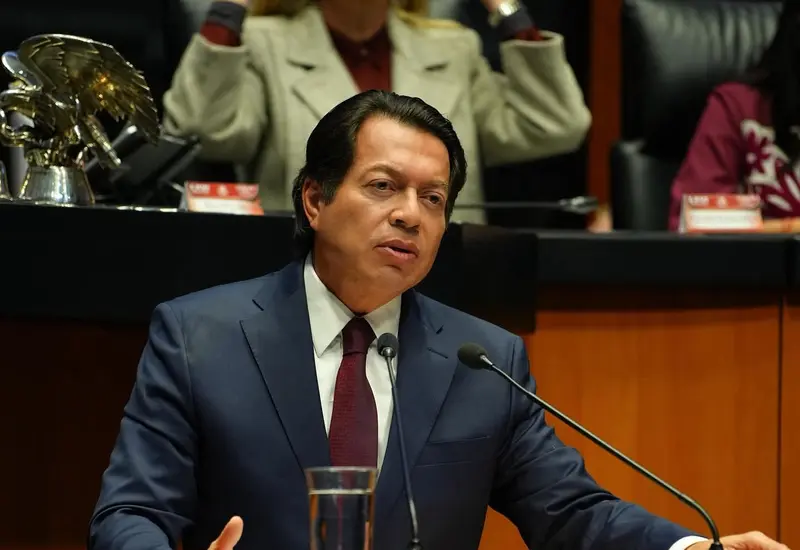 El secretario de Educación Pública, Mario Delgado Carrillo, destaca en el Senado la meta de declarar a México territorio libre de analfabetismo en 2026.