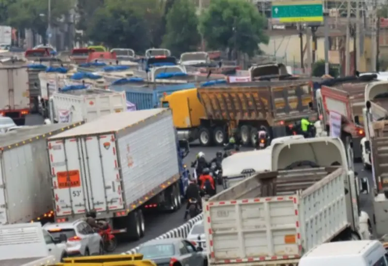 Imagen informativa sobre el mega paro de transportistas anunciado para el 24 de noviembre, que afectará carreteras en el país.