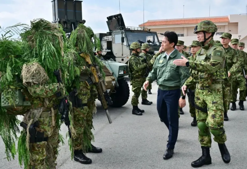 Shinjiro Koizumi, ministro de Defensa de Japón, en una fotografía de archivo relacionada con el despliegue de misiles en la isla de Yonaguni.
