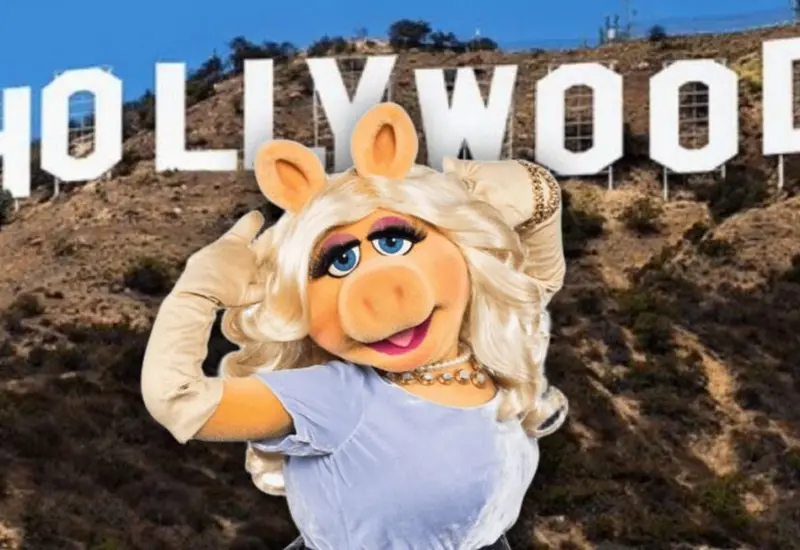 La estrella de los Muppets, Miss Piggy, en una imagen promocional para su película producida por Jennifer Lawrence y Emma Stone.