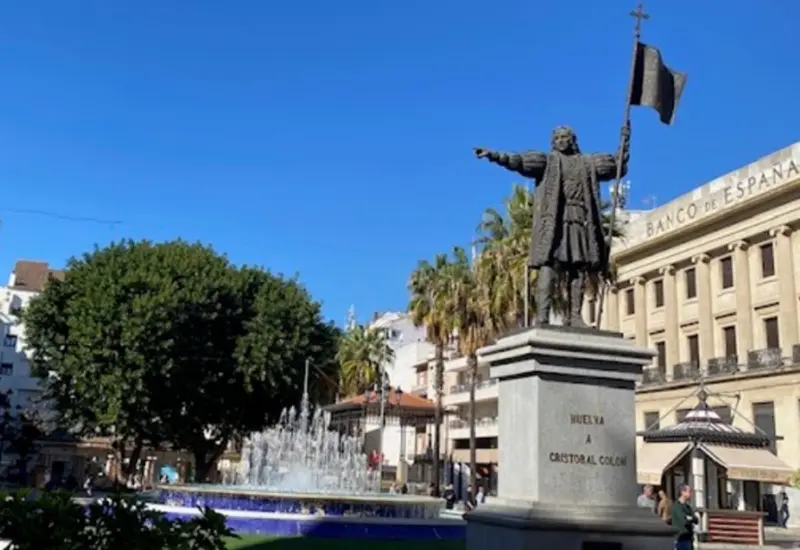 El monumento a Cristóbal Colón se alza en el centro de la concurrida Plaza de las Monjas, un punto de referencia importante.