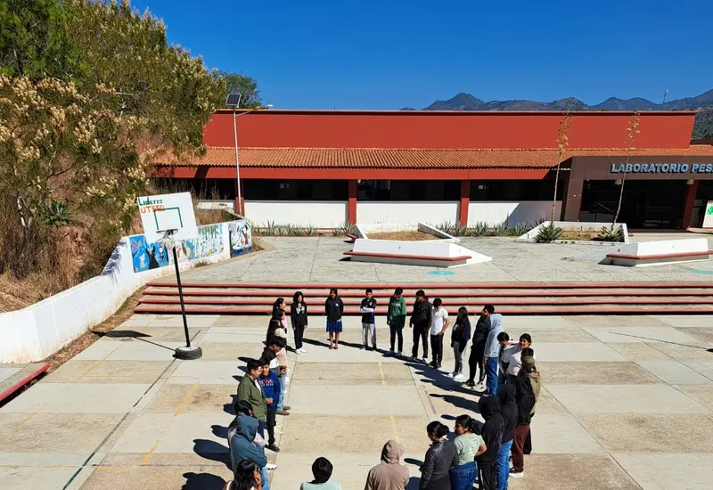 Casi un millón de jóvenes de escuelas y comunidades de todo México reunidos durante la jornada del evento Mosaico por la Paz.