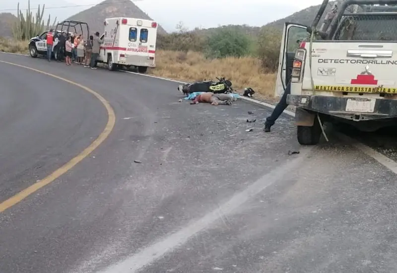 Escena del accidente fatal en la carretera al Istmo donde el motociclista Honorio M.M. perdió la vida tras chocar en San Pedro Totolapan.