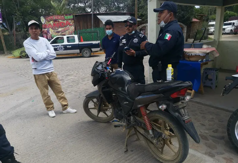 Un motociclista circula por una calle de Oaxaca, destacando la importancia de las medidas de seguridad para prevenir accidentes viales.