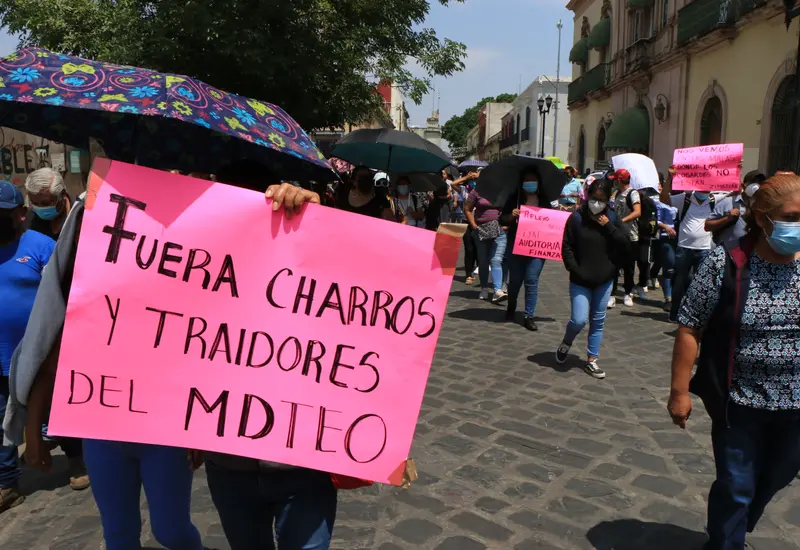 Miembros del Movimiento Democrático de los Trabajadores de la Educación de Oaxaca (MDTEO) reunidos para defender los derechos laborales del magisterio.