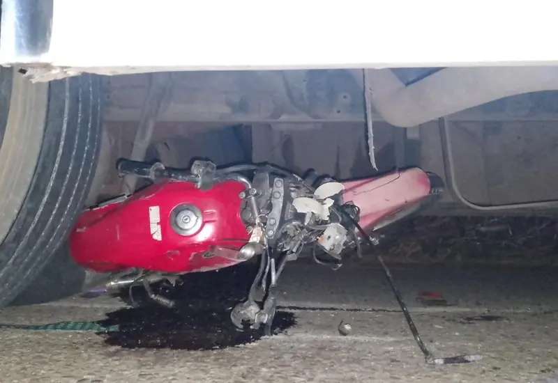 La escena del trágico accidente en Tuxtepec donde dos personas fallecieron después de que su motocicleta fuera arrollada por un camión urbano.
