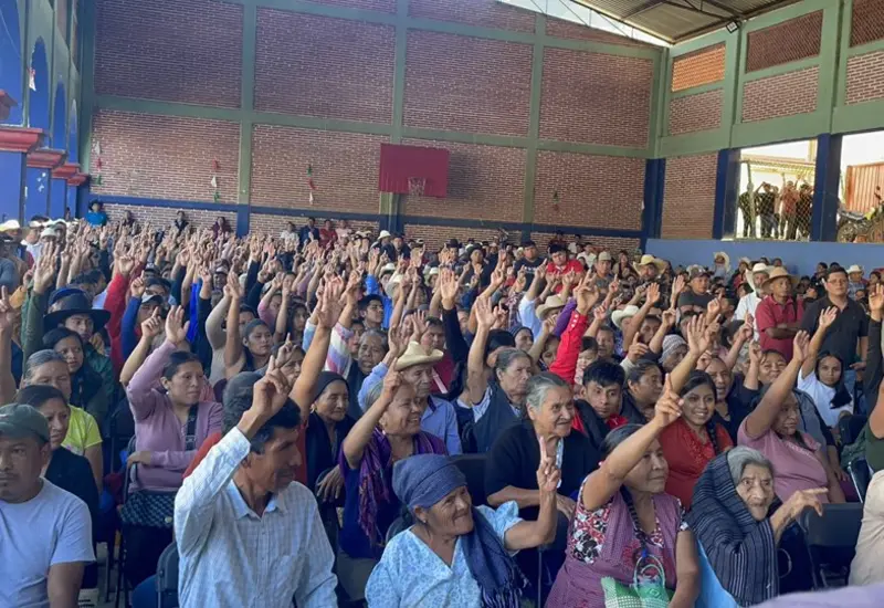 Un grupo de mujeres que asumen cargos municipales en Oaxaca, cuya participación fue facilitada por la presencia de comisionados en la política.