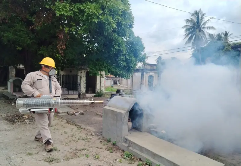 Personal de salud realiza nebulización con insecticida en un panteón como parte de las medidas de control larvario para prevenir el dengue.