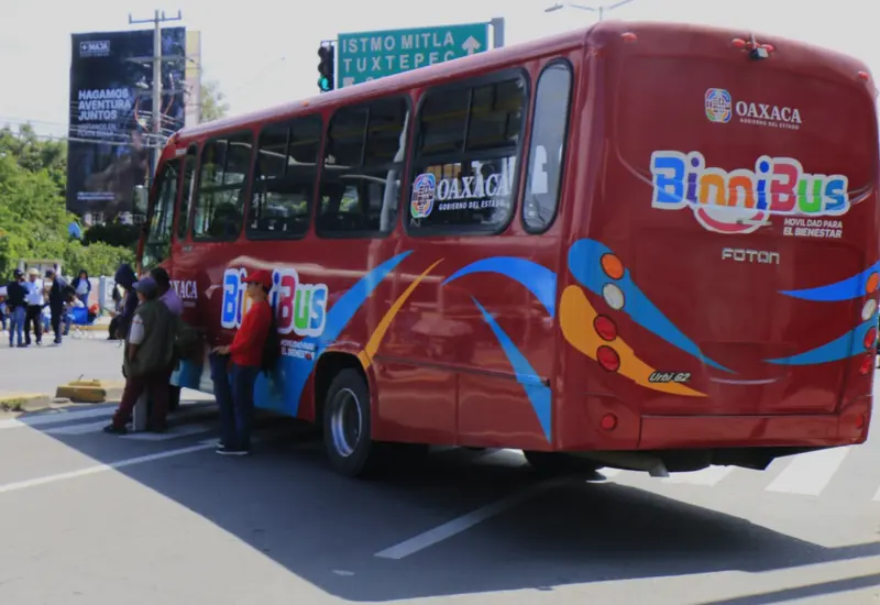 Un autobús del nuevo servicio BinniBus en su ruta que conecta Monte Albán con Ciudad Administrativa, la cual cuenta con 92 paradas.