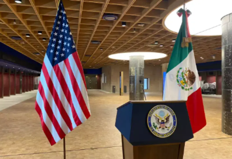 Fachada de la nueva sede de la Embajada de Estados Unidos, desde donde se aclaró el desmentido sobre una supuesta nueva ley migratoria.