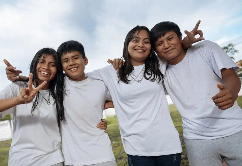 Una imagen conceptual que representa a las nuevas generaciones, nacidas desde finales de los 90, y su relación con el mundo fragmentado actual.