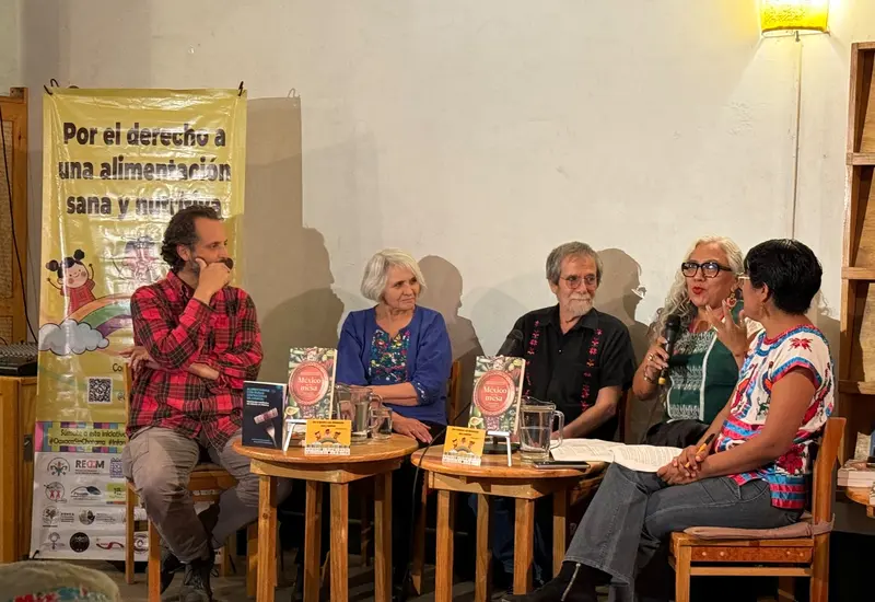 La obra 'México en la mesa' fomenta la reflexión sobre la nutrición y la autonomía alimentaria a través de diez alimentos emblemáticos.