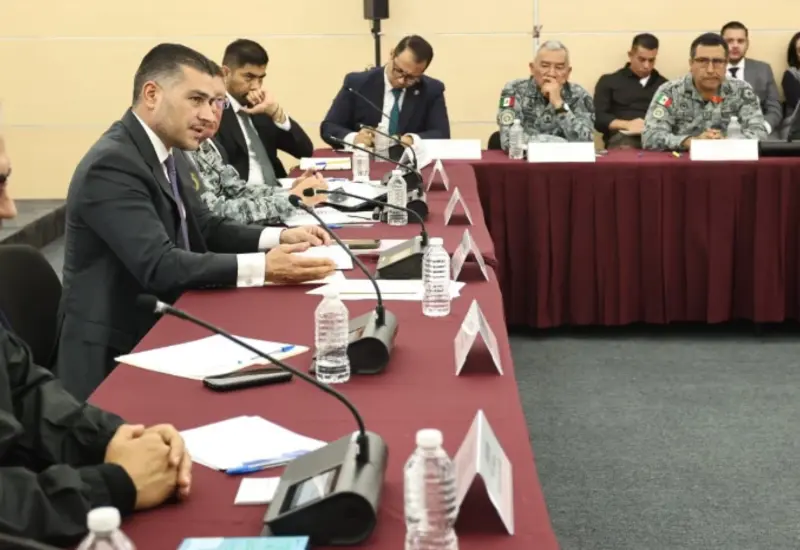Omar García Harfuch, secretario de Seguridad, en una reunión con transportistas para dialogar sobre el fortalecimiento de la seguridad en las carreteras de México.