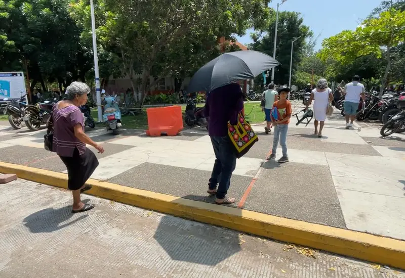 Una persona se hidrata bebiendo agua de una botella para combatir los efectos de la intensa onda de calor en el Istmo de Tehuantepec.