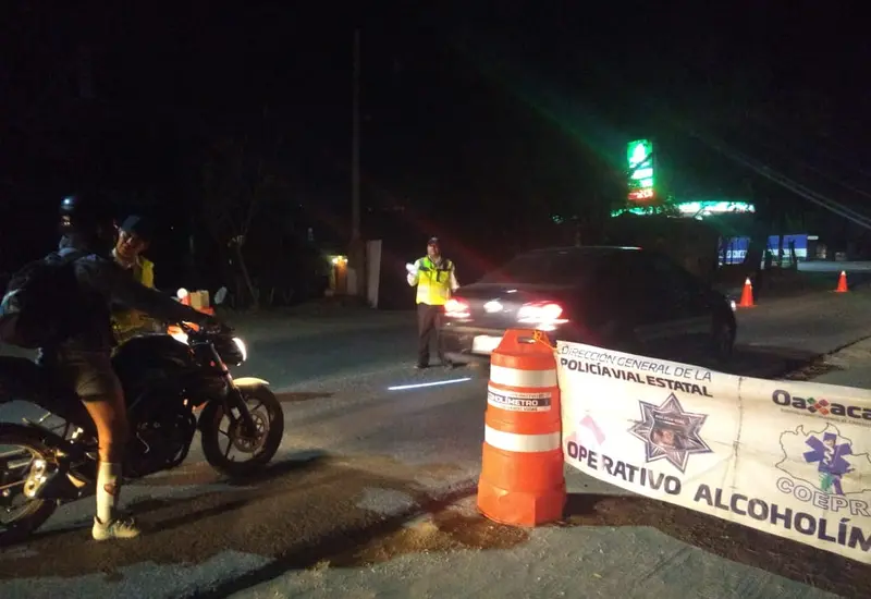 Elementos de vialidad realizan un operativo de alcoholímetro en una calle de Ixtlán para prevenir accidentes por conducir en estado de ebriedad.
