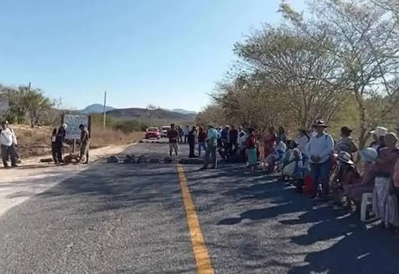Organizaciones sociales protestan para exigir a las autoridades actuar con imparcialidad en el juicio contra los indígenas chontales de la comunidad de El Coyul.