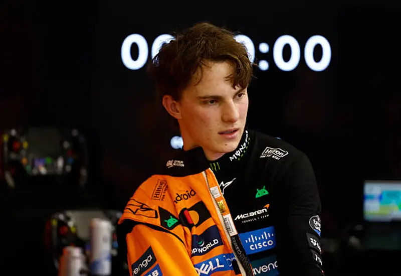 El piloto Oscar Piastri celebra después de haber asegurado la pole position durante la sesión de clasificación de la carrera.