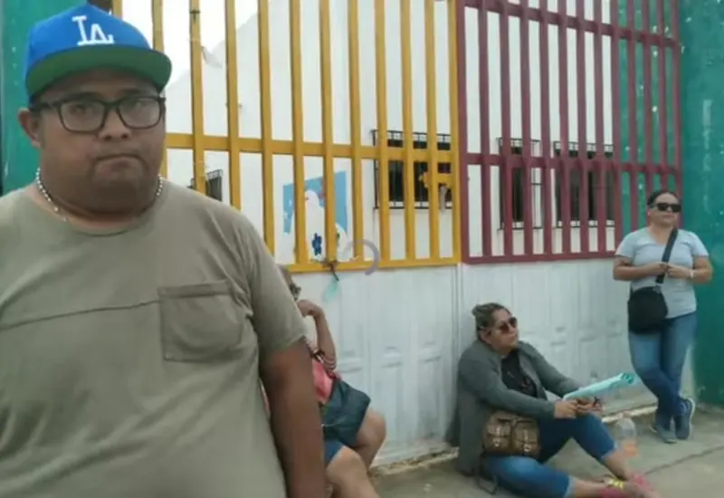 Padres de familia en Tehuantepec se manifiestan para exigir a las autoridades la entrega de los certificados de preescolar para sus hijos.