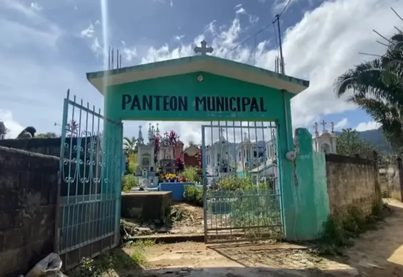 Una pila de basura y desechos sólidos arde a cielo abierto en el panteón de Xadani, una práctica denunciada como delito ambiental.