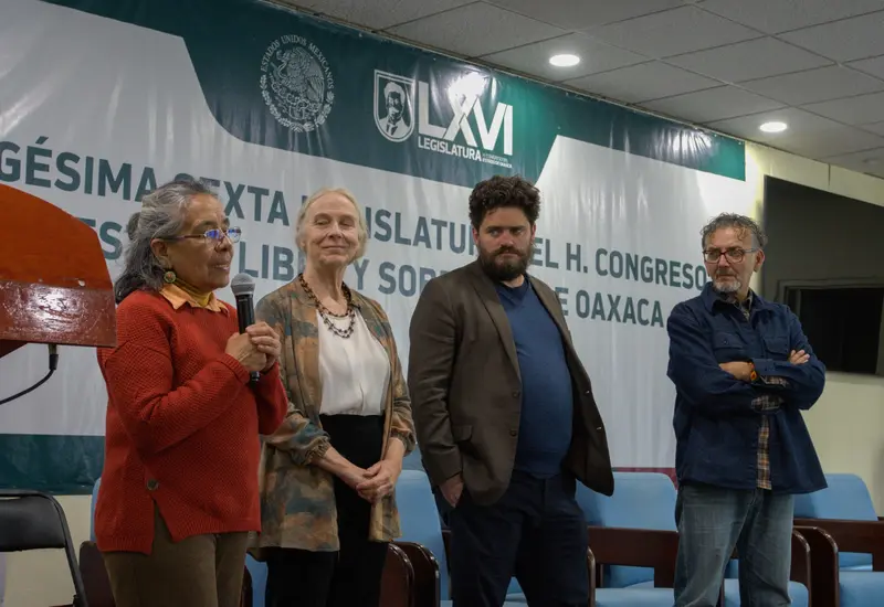 Asistentes a un Parlamento revisan la iniciativa de reforma a la Ley de Aguas Nacionales para reconocer el derecho de pueblos indígenas.