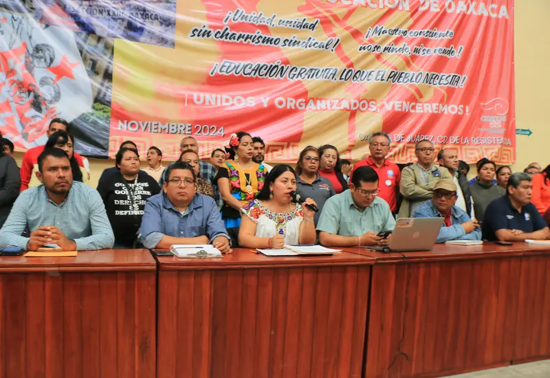 Integrantes del MDTEO de la Sección 22 de la CNTE participan en una movilización como parte del paro nacional de labores.