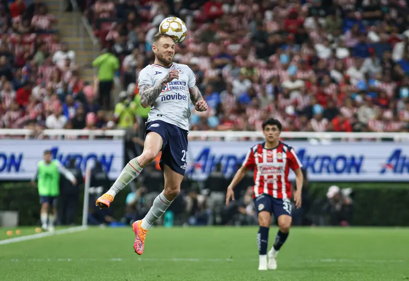 Jugadores de Chivas y Cruz Azul disputan el balón durante el partido de ida de los cuartos de final, un encuentro con poco espectáculo.