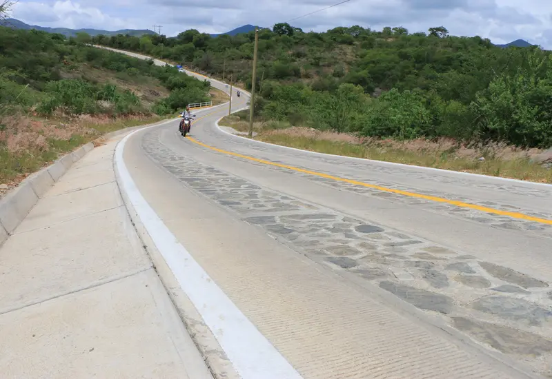 Uno de los 330 caminos rurales que fueron pavimentados con concreto hidráulico, como parte de la inversión de 3 mil 973 mdp.