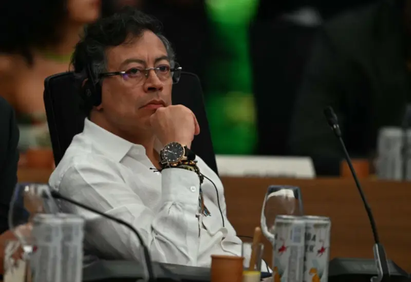 El presidente Gustavo Petro durante un discurso donde acusa a las agencias de inteligencia de exceder sus funciones y enfatiza que deben atacar a narcotraficantes.