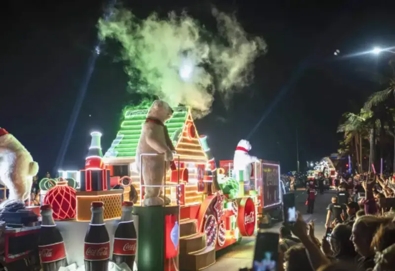 Un camión alegórico de la Caravana Navideña Coca-Cola, decorado con luces de colores, participa en el desfile anual que se presenta en México.