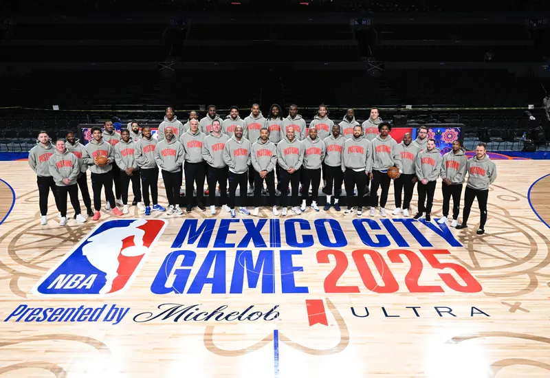 El equipo de los Pistones de Detroit en la Arena Ciudad de México, listos para su partido como parte del evento de la NBA.