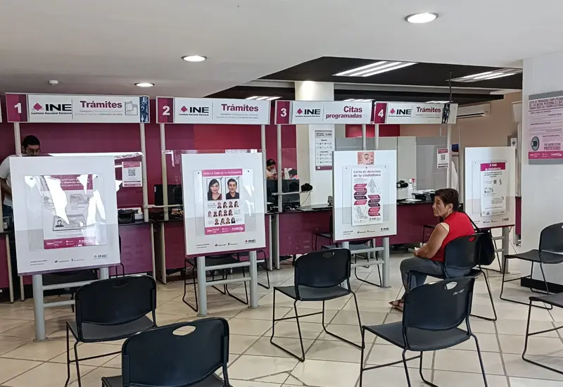 Primer plano de una credencial para votar del INE, ilustrando la noticia sobre la fecha límite del 31 de diciembre para su actualización.