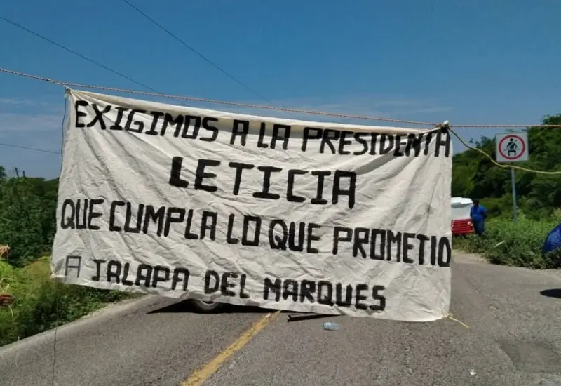 Habitantes de Llano Grande se manifiestan y amagan con bloquear la Carretera Federal 190 para exigir obras al edil de Jalapa del Marqués.