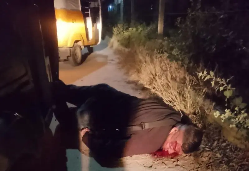 Elementos de la policía y paramédicos llegan a la escena del crimen tras el asesinato de un líder para asegurar el área.