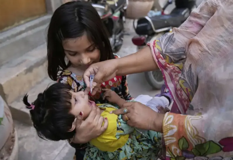 Personas migrantes en una zona fronteriza, representando el riesgo de la propagación internacional del poliovirus salvaje desde Afganistán y Pakistán.