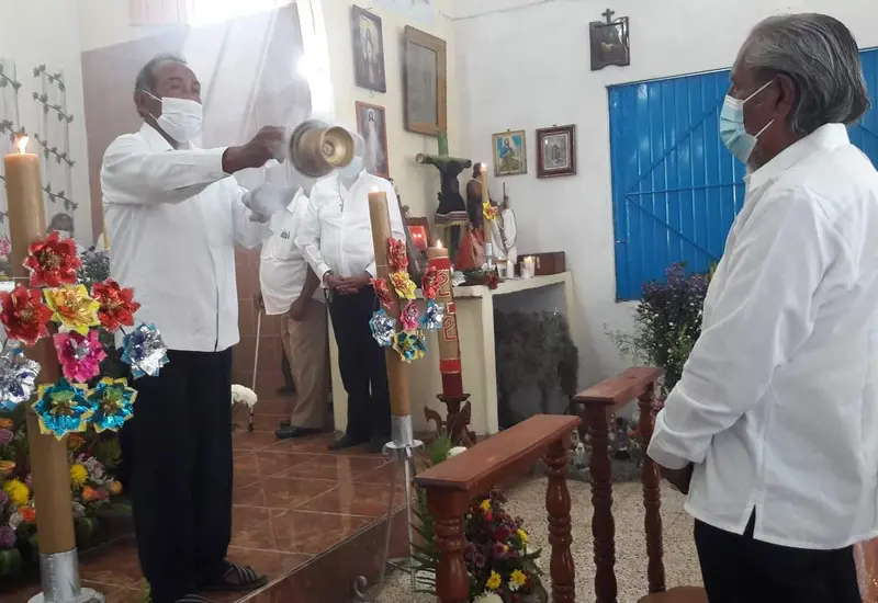 Fieles participan en una de las tradicionales procesiones de diciembre en Tehuantepec como parte de la fiesta en honor a la Virgen de Juquila.
