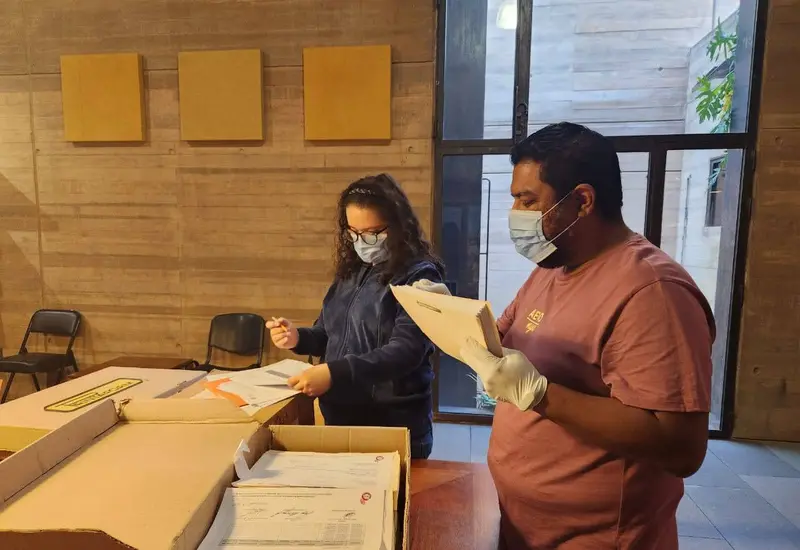 Proceso de transferencia de documentos al archivo de concentración, una tarea fundamental para garantizar la transparencia y preservar la memoria histórica de las instituciones.