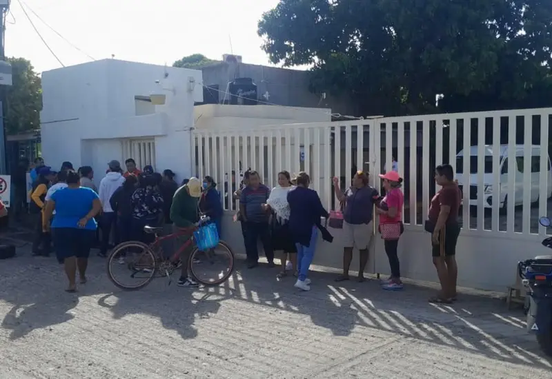 Ciudadanos y comerciantes inconformes protestan en una subestación de la CFE para solicitar mantenimiento a la infraestructura eléctrica local.