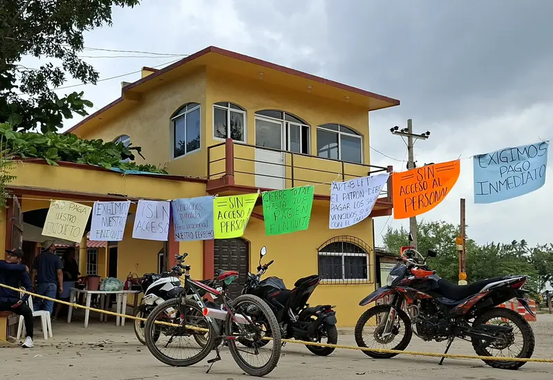 Un grupo de extrabajadores de la empresa ABCD Arquitectura protestan en la calle para exigir el pago de un adeudo pendiente con ellos.