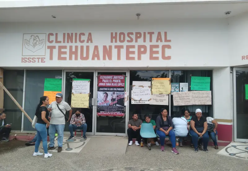 Los familiares del maestro Jorge Ivan Blas López se manifestaron de manera pacífica.