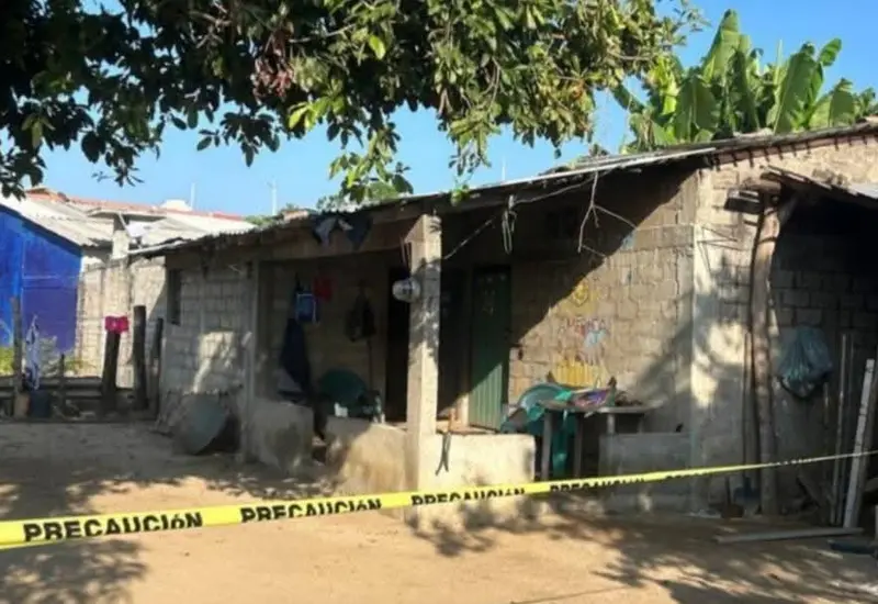 Un grupo de habitantes se manifiesta en la calle para exigir a las autoridades justicia por el asesinato de la 'mujer de los versos'.
