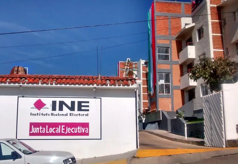 Un grupo de proveedores exige a la junta local del INE los pagos pendientes por uniformes y mantenimiento, denunciando presuntos actos de corrupción.