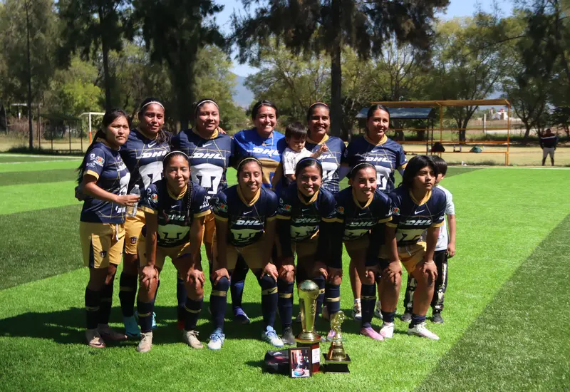 El equipo Pumas celebra su campeonato en la edición 2025 de la Liga Municipal de futbol femenil de Zaachila tras ganar la final.