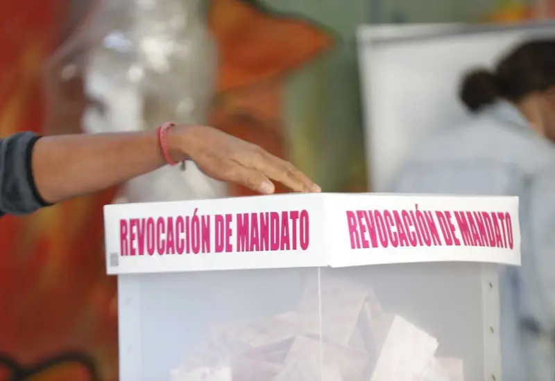 Un ciudadano firma la petición para iniciar el proceso de revocación de mandato, un derecho democrático para decidir la continuidad del gobernador.