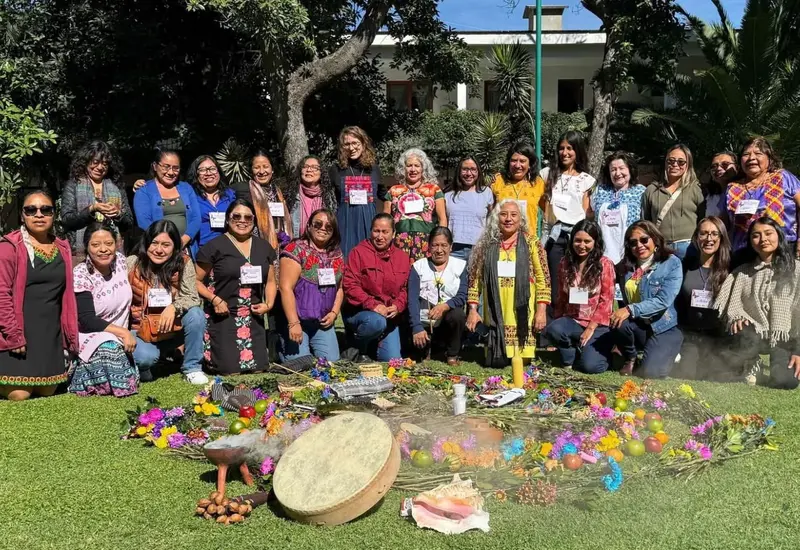 Un grupo de 30 mujeres activistas y defensoras de derechos humanos reunidas durante un evento para fortalecer su red de trabajo.