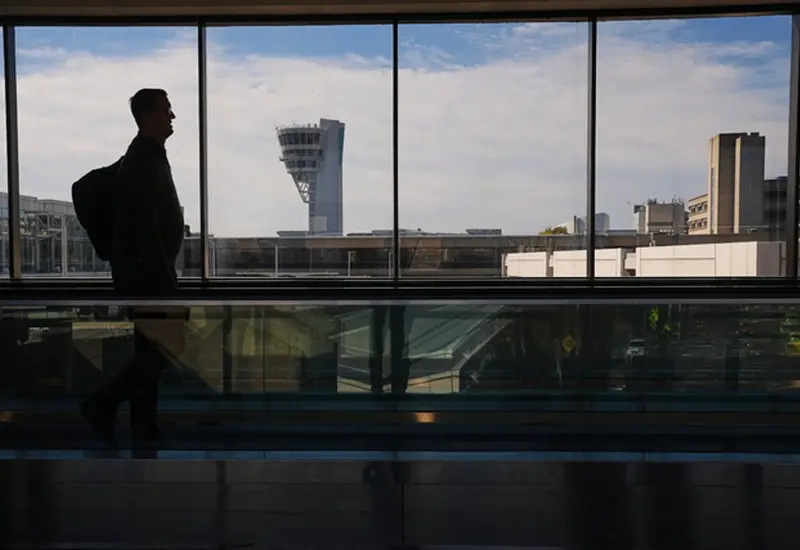 Varios aviones comerciales en la pista de un aeropuerto, ilustrando la reducción del tráfico aéreo anunciada por el cierre del gobierno estadounidense.