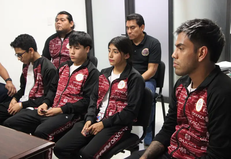 Un grupo de atletas medallistas comparten su experiencia y logros obtenidos tras regresar de una importante competencia a nivel nacional.