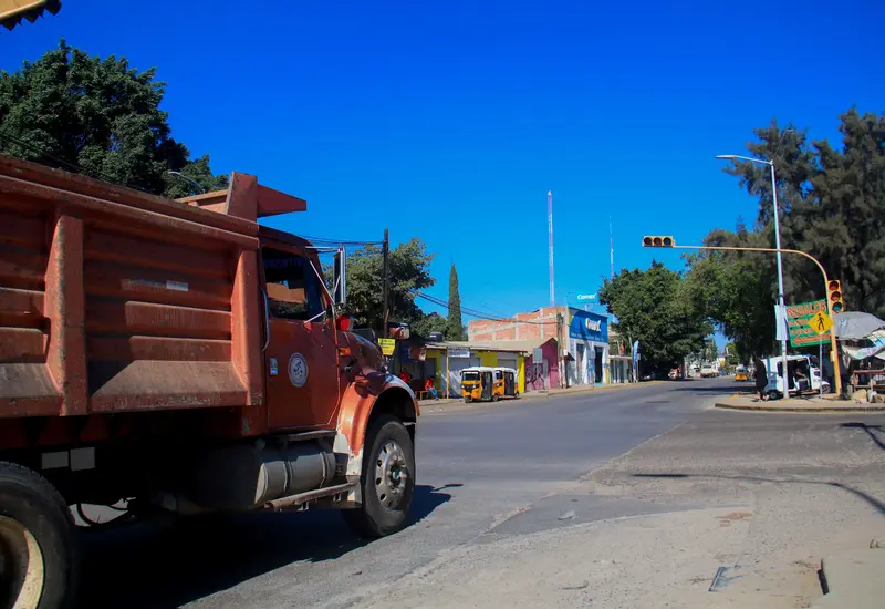 Un semáforo urbano que requiere mantenimiento, representando el compromiso de las autoridades para modernizar el sistema de señalización vial de la ciudad.